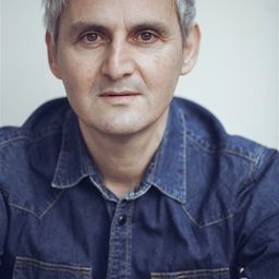 Olivier Ruidavet 飾演 Le consul Nevoux