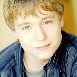 Cameron Bowen 飾演 Young Charlie