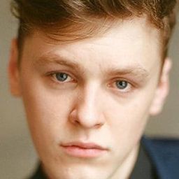 Nikita Elenev 飾演 Virus