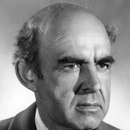 Nestor Paiva 飾演 Padre Rafael