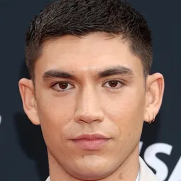 阿奇·雷諾斯 飾演 Tyler