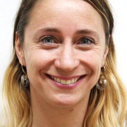 Isidora Cabezón - 險愛勿近演員 飾演Female Radio Announcer