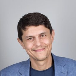 Iulian Postelnicu 飾演 Adrian