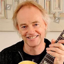 Snowy White 飾演 Self - Guitars