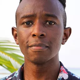 Gibbs Kuguru 飾演 Self - Shark scientist