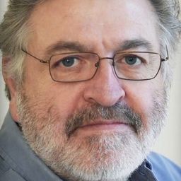 Charles Schneider 飾演 L'entraîneur