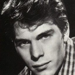 Laurent Terzieff - Red Kiss演員 飾演Moishe