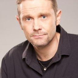 Péter Bozsó 飾演 