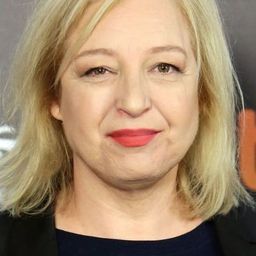 Francesca Piñón - 榮耀在何方演員 飾演Esposa alcalde nacional