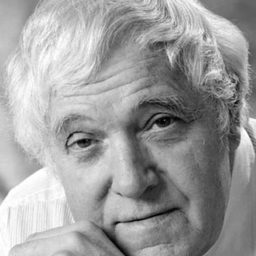 Sándor Szabó 飾演 Komáromi