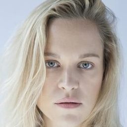 Anne Haug 飾演 Anne