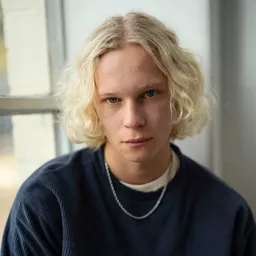 Stacy Clausen 飾演 Ron Olsen