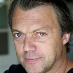 Eric Viellard 飾演 Achille