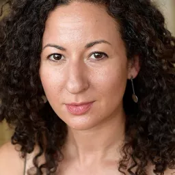 Kristina Valada-Viars 飾演 Kara