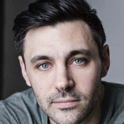 連恩·加里根 飾演 Arthur