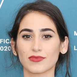 瑪莉亞·札克 飾演 Munira