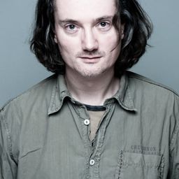 Xavier-Adrien Laurent 飾演 Alex