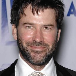 Joe Flanigan 飾演 Colonel Sam Synn