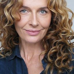 Ingrid Park 飾演 Hostage Woman