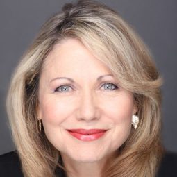 Susan Garibotto 飾演 Paulie’s Mother
