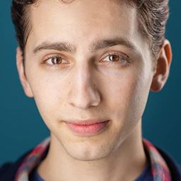 Daniel Rashid 飾演 Yoni