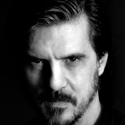 艾瓦羅·阿曼德·烏貢 - 長夜囹圄演員 飾演Luis Martinera