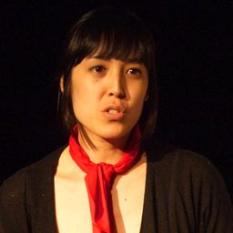 Annie Katsura Rollins 飾演 Julia Crane