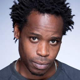 Seun Shote 飾演 Theatre Owner