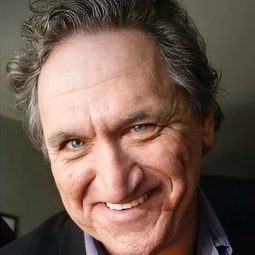 巴里·鄧恩 飾演 Ray