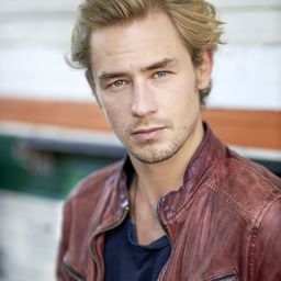 Niklas Löffler - 球場的偽術演員 飾演Kevin (Spieler FC St. Pauli)