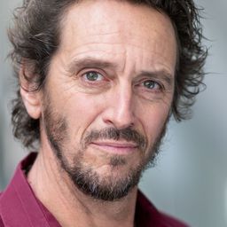 麥可·X·桑默斯 - August Falls演員 飾演Leonard