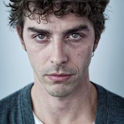 Michele Riondino 飾演 