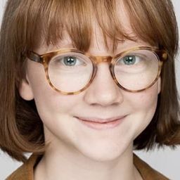 Piper Wallace 飾演 Claire