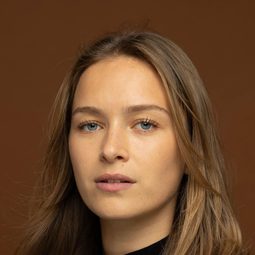 Olivia Sawyer - 荒島囚救演員 飾演Applicant