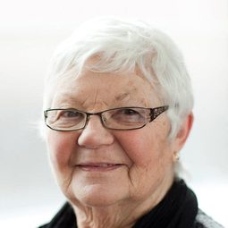 Menna Trussler 飾演 Mrs Evans