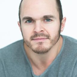 Émile Mailhiot 飾演 PE Teacher