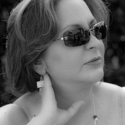 Elba Escobar 飾演 Margot