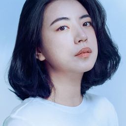 鄭仁知 飾演 Hee-jung