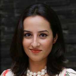 Amrutha Srinivasan 飾演 Selvi