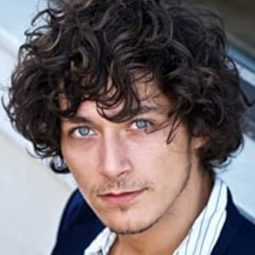 諾亞·薩維德拉 飾演 Alfa