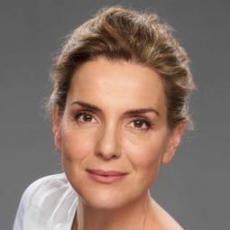 Eva Martín - 萬千痛愛在一身演員 飾演Radiologist