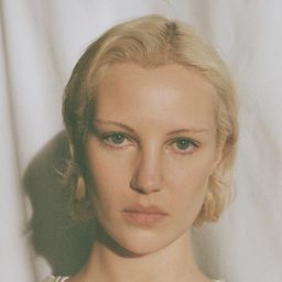 Ivy Freeman-Attwood 飾演 