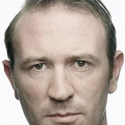 Stefan Walz 飾演 Police Officer