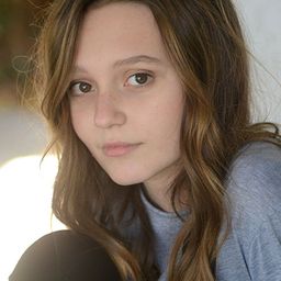 Skye Popov 飾演 Izzy