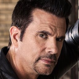 Lorenzo Lamas - Driver演員 飾演Reggie