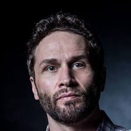 Andrew Priestman 飾演 William Hull