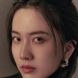 Bai Lan 飾演 Friend of Ming's Mother