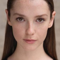 Angelica Elli 飾演 Leda Arbus