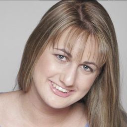 Dannielle Rose 飾演 Harvard Student