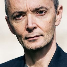 Vincent De Bouard 飾演 Chiffre barman